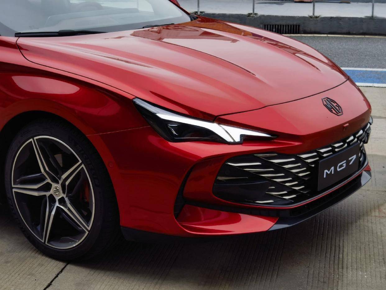 2023名爵mg7,大红色漆面更绚丽,无框车门 四排气,竞争大众cc_搜狐汽车