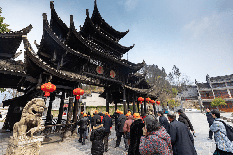 湖南湘西花垣边城茶峒迎来五省超大旅行团_游客_宋显_拉拉