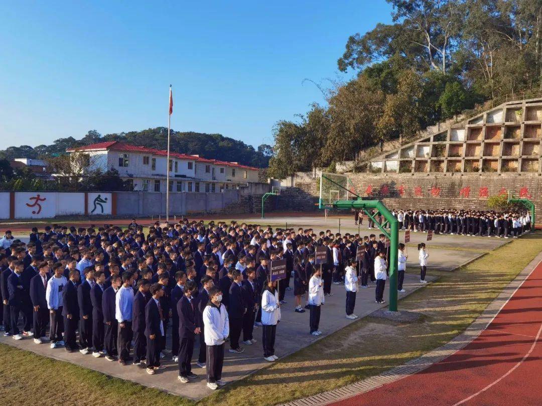 【升旗仪式】以青春之花 结奋斗之果 ——漳州一职校腾飞校区举行2022