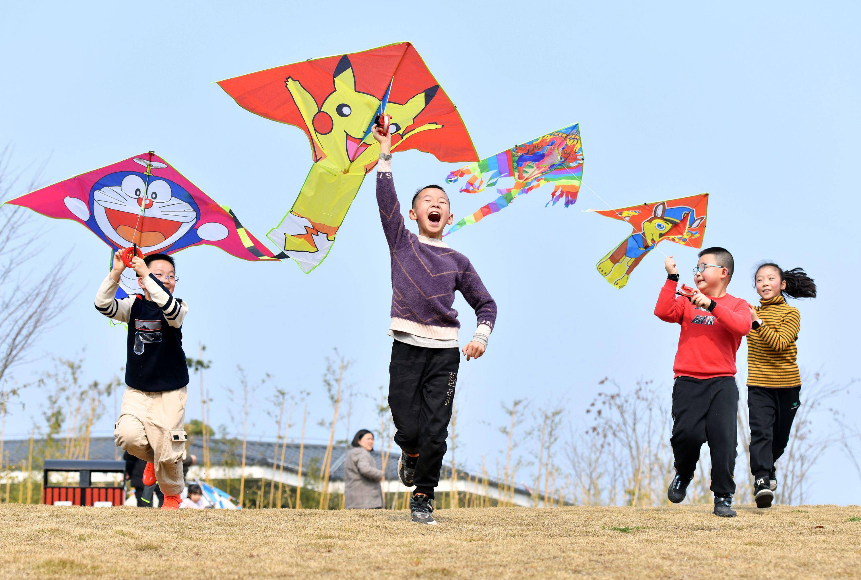 2月26日,小朋友在湖北省宜昌市秭归县茅坪镇望江公园放风筝