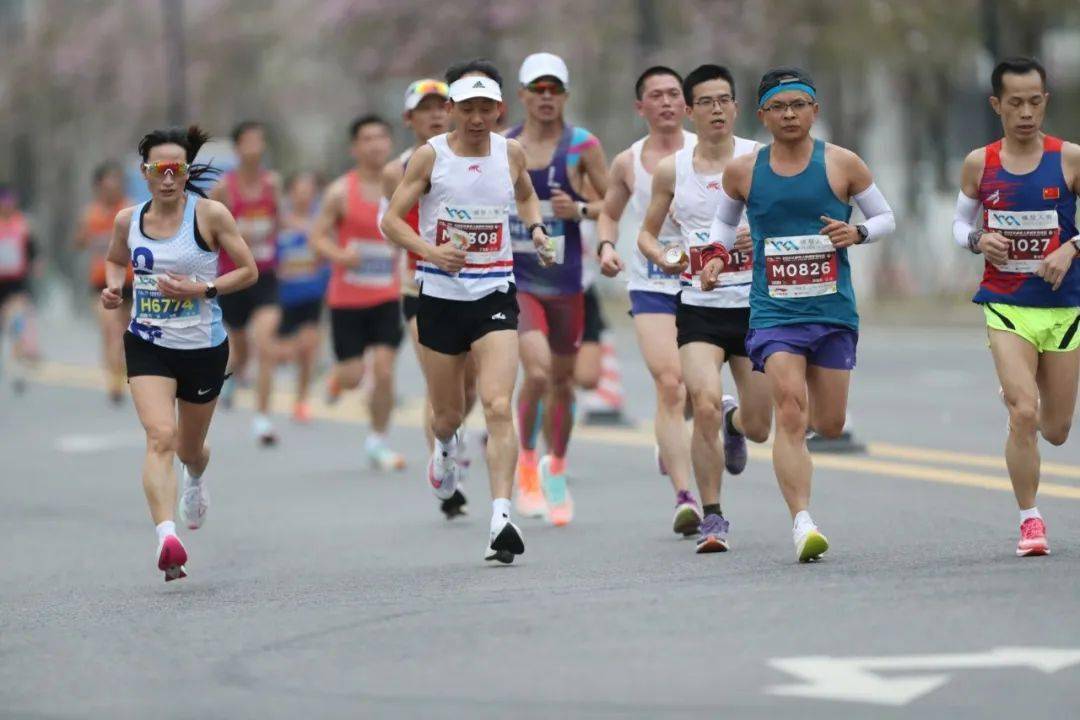 馬拉松比賽中,選手狄鋆 ,武明瑤,王坤分獲男子組冠亞季軍,潘紅,陳麗琴