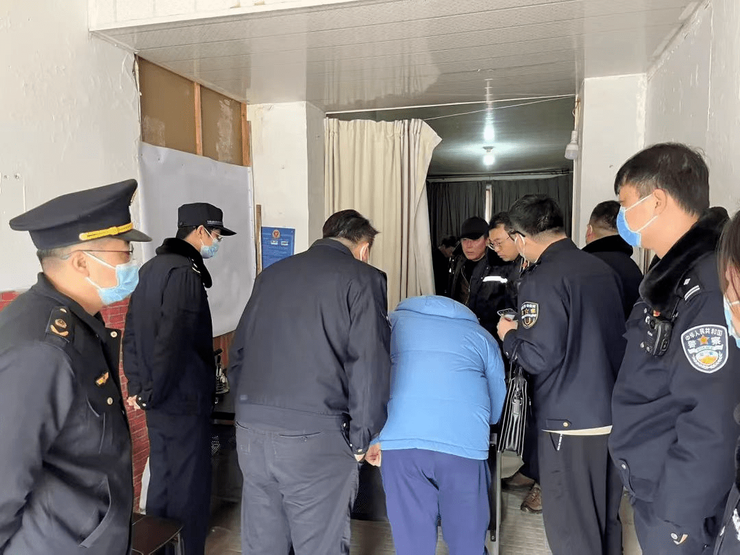 这些"黑中介"大多位于各村庄主街的角落处和租住的村民院落中,位置