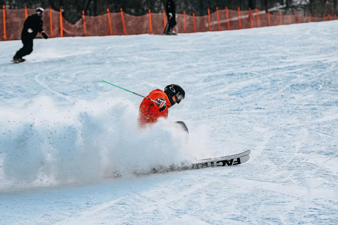 鸣山绿洲滑雪场法人图片