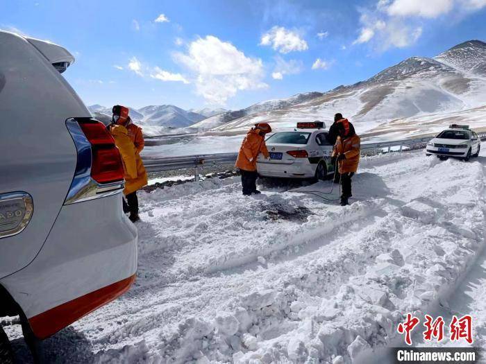 西藏阿里多地降雪 公路养护部分全力保通