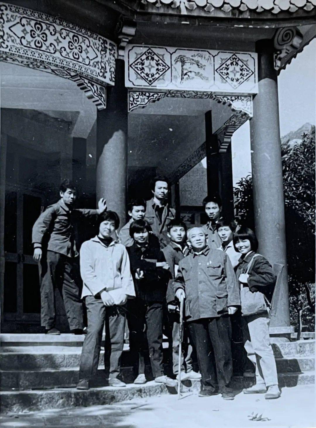 右起:刘幽莎,尉晓榕,池沙鸿,潘韵先生,沈坚毅,程谷青,沈远,路海燕,朱