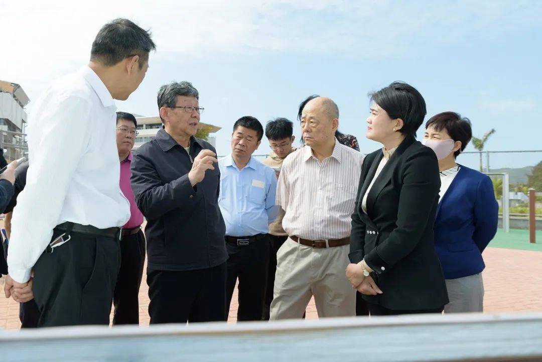 书记,县长罗桦,陵水黎安国际教育创新试验区管理局副局长刘明的陪同下