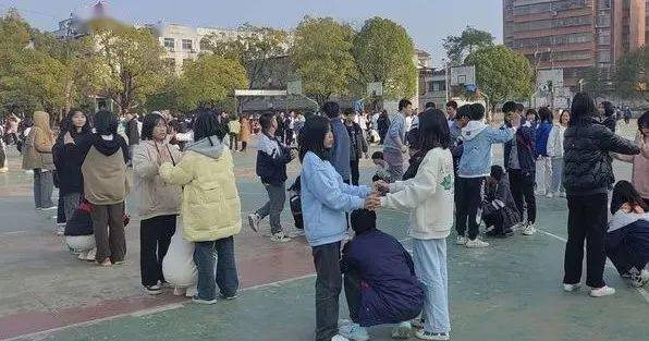 向阳生长,快乐少年——衡东县第二中学开展初三学生心理团辅活动_游戏