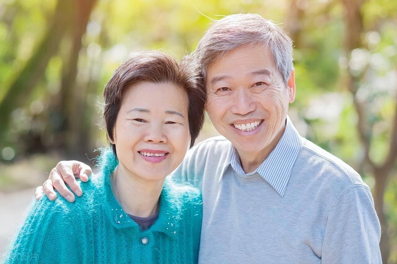 伉俪夫妻,同行抗癌数十载,老伴突发心肌炎离世,仅剩一人,心痛