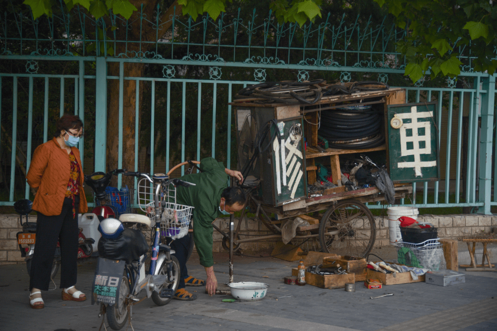 自行车胎没气了,推着走半小时都找不到修车摊儿;车胎扎了,品牌自行车