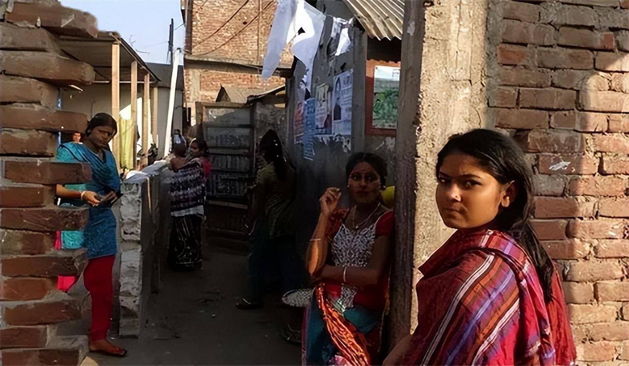 孟加拉妓女村:日接待3000人,少女被迫吃药催熟身体,一次赚几块_女孩