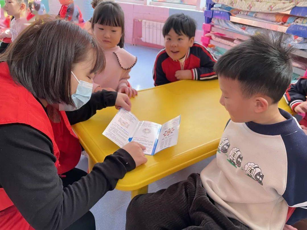 大寺镇北里八口村新时代文明实践志愿者服务队走进未来贝星幼儿园开展