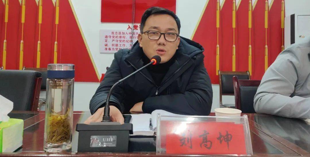 镇党委副书记刘高坤作点评最后,鼓励青年干部抓住学习机会,借"周一