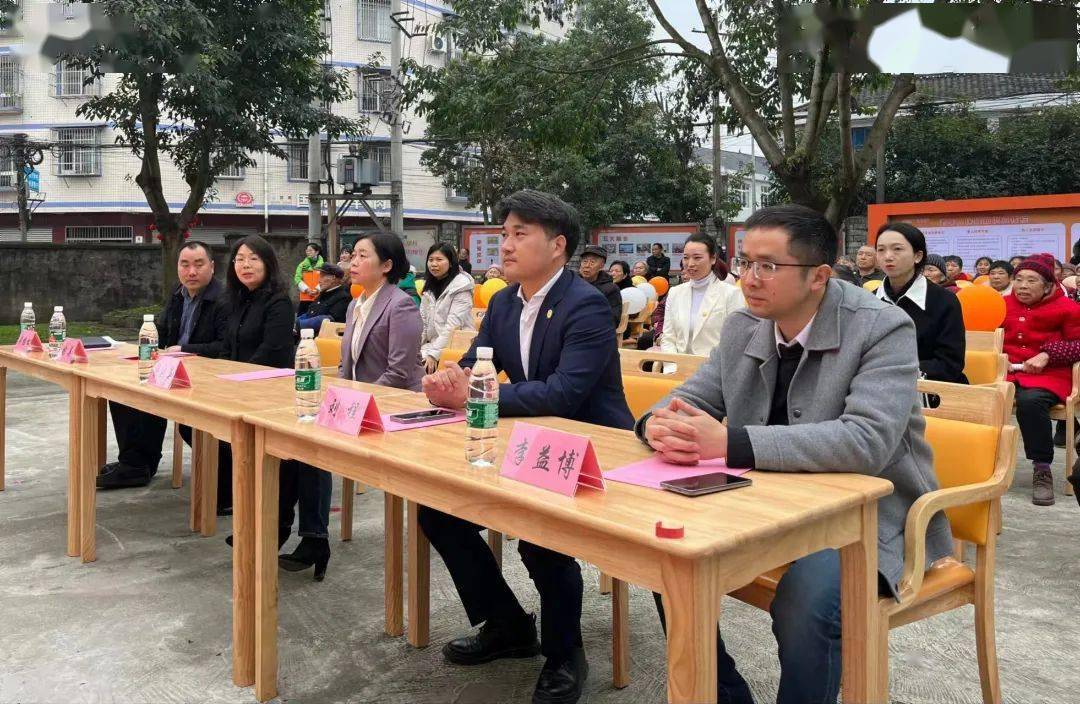 洪雅县副县长梁晓英,县民政局局长张英,将军镇党委书记牟桂松,九如城