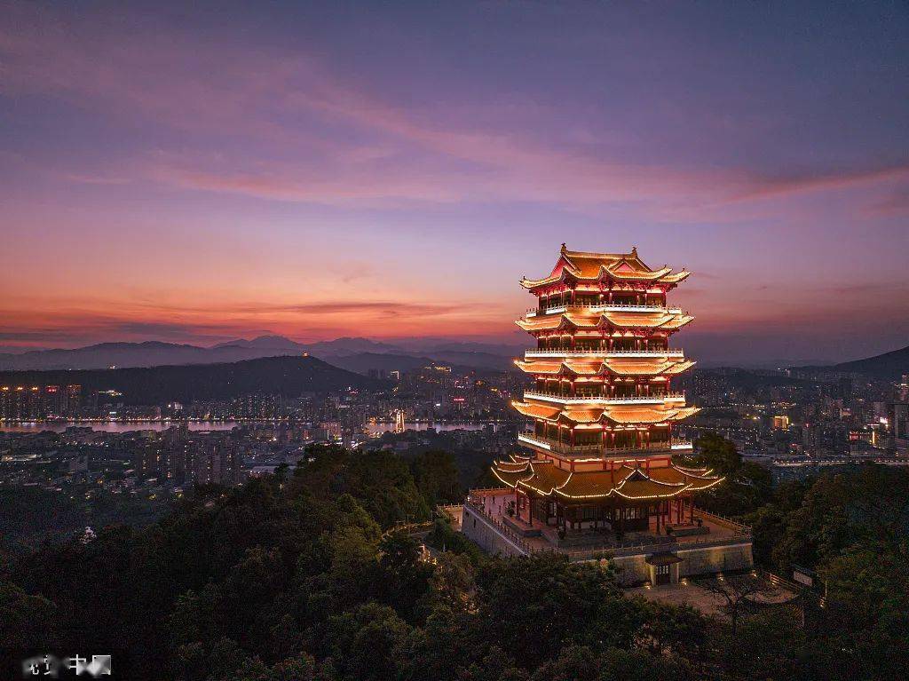 风采楼是韶关市的标志性建筑,也是韶关市文物保护单位 (图片来源:韶关