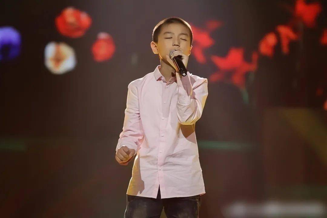 王俊凯小学运动会照片,板寸加绿色毛衣马甲,是憨憨的小学生了 - 娱乐