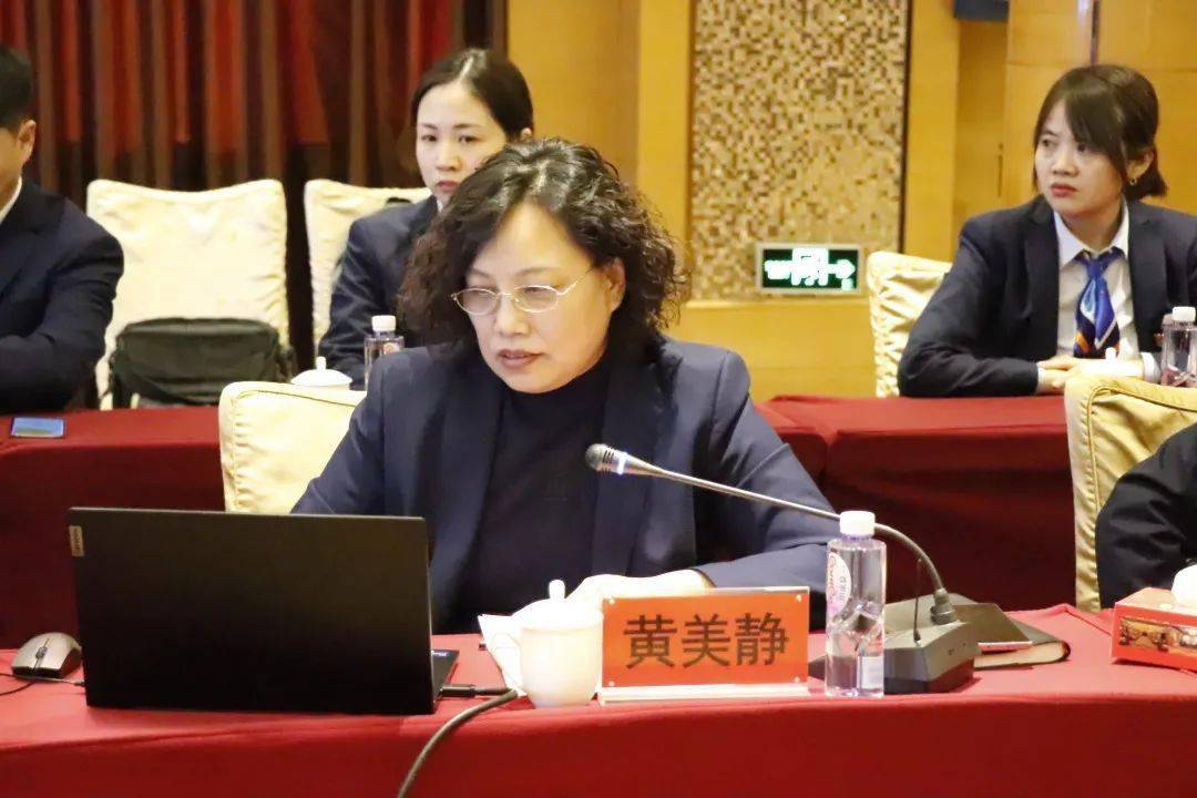 市委常委,宣传部长刘颖茹主持签约仪式.