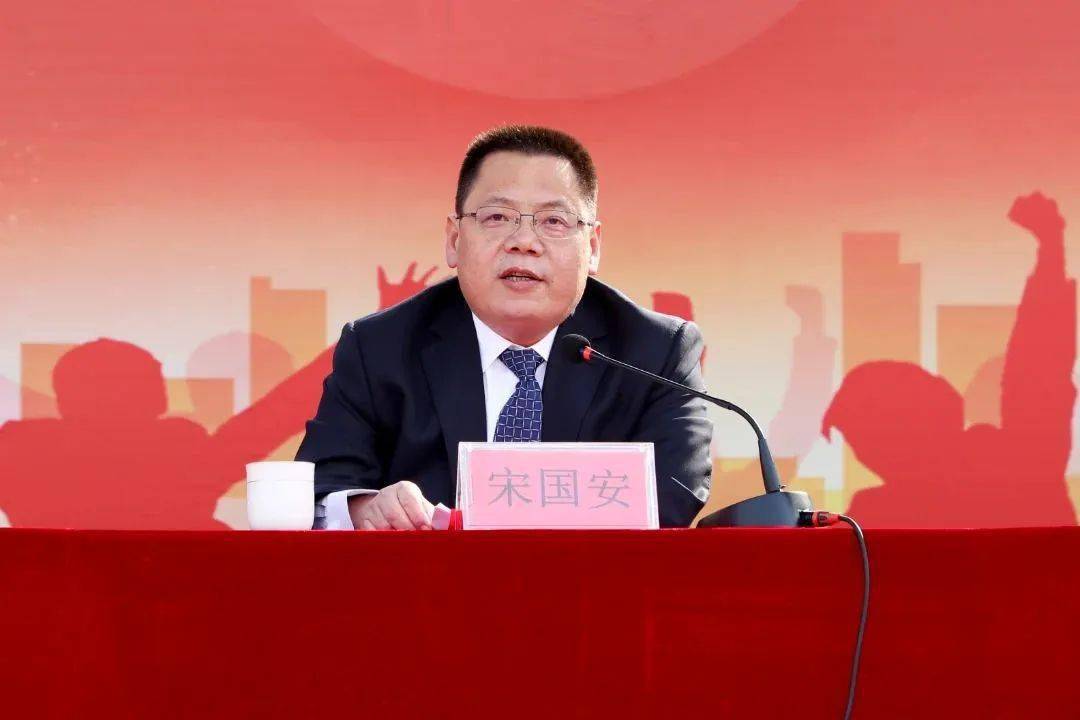 宋国安致辞谁言寸草心,报得三春晖.