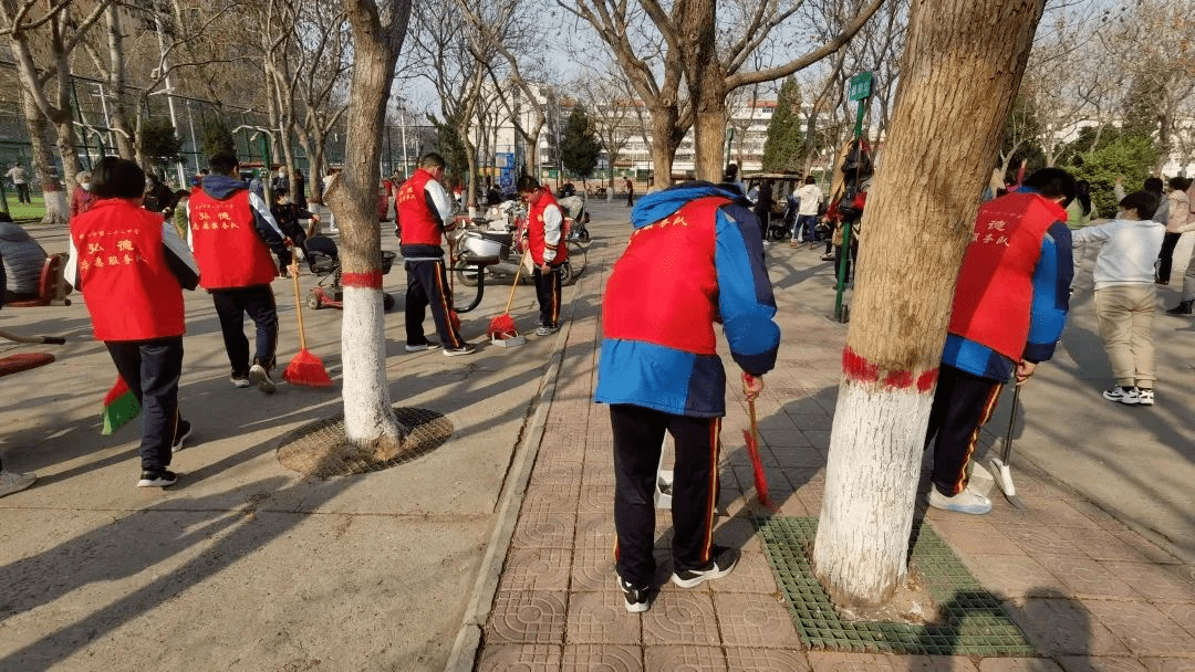 學校組織學生志願者到新鄉市體育場開展清潔家園志願服務活動.