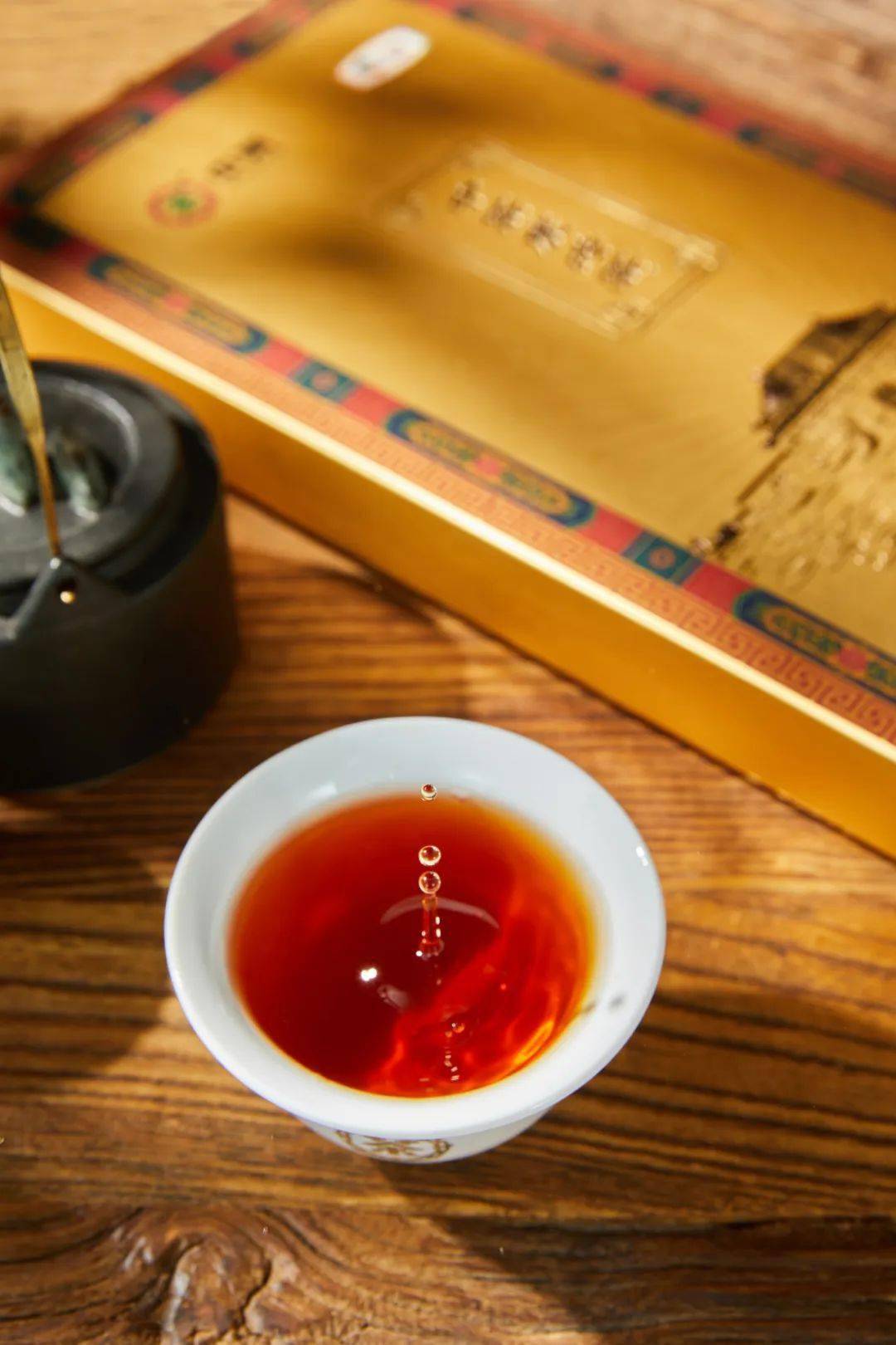 工艺,不偏不倚中度发酵,汤色橙红明亮,"玉碗盛来琥珀光";茶汤入口醇厚