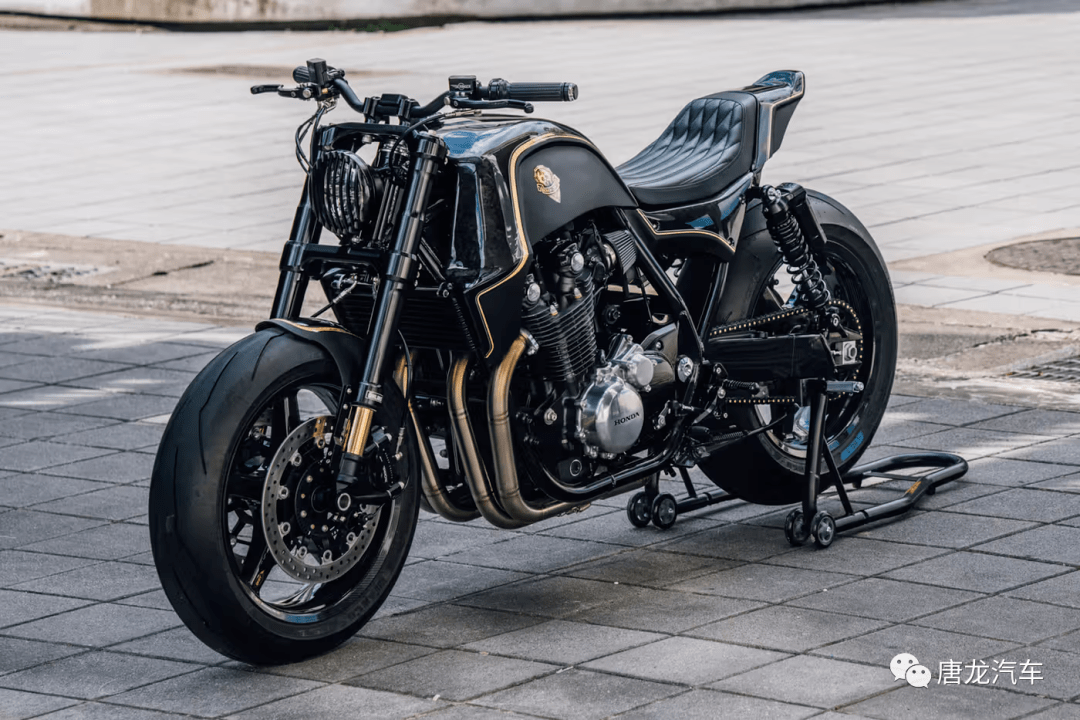重机改装厂 rough crafts 再度迎来新作,今次以 2021 honda cb1100rs