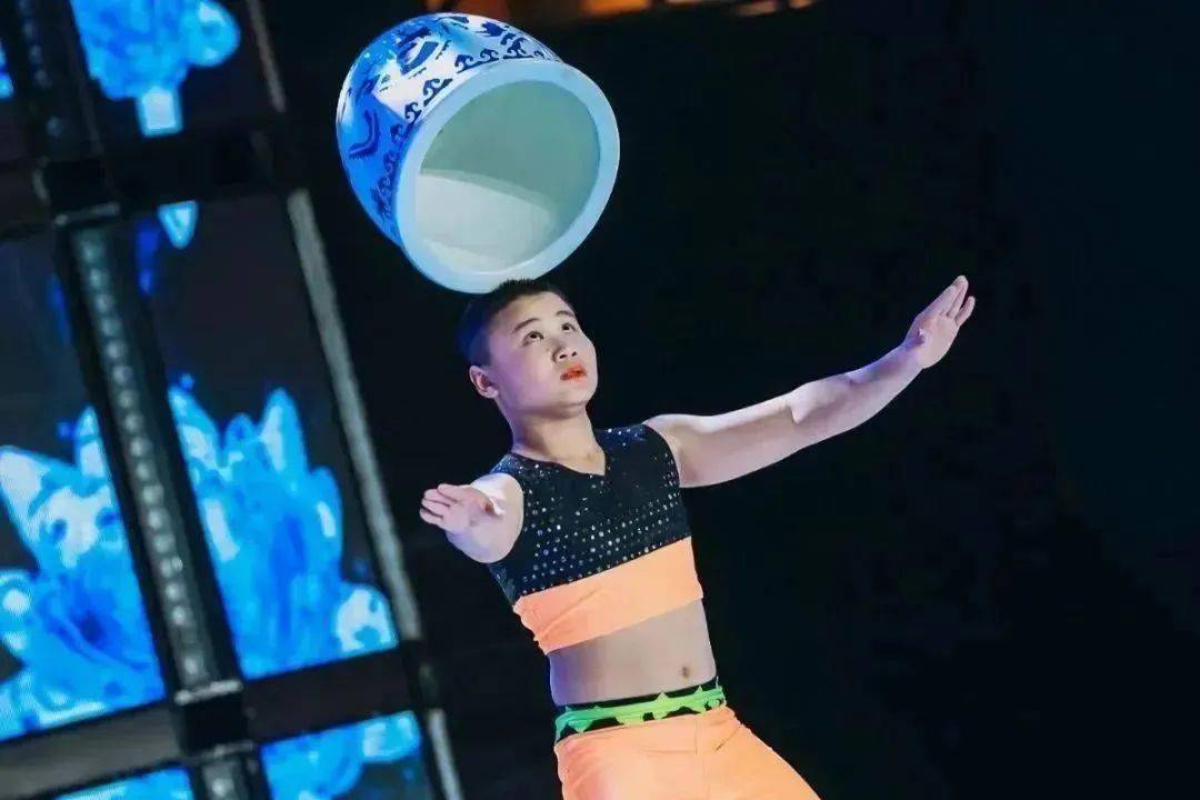 省文化馆主办据了解表演的杂技《顶缸》荣获金奖我市选送龙川县杂技