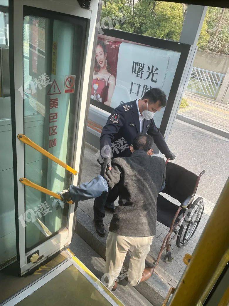 嘉兴暖心一幕！公交车上来了个残疾人 公交师傅主动帮人抬下车…