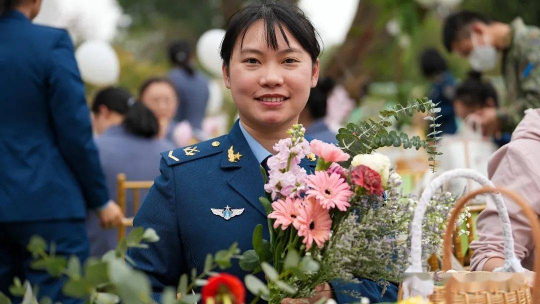 国际妇女节 | 以花的名义,致敬军营"花木兰"_战区_军人_鲜花
