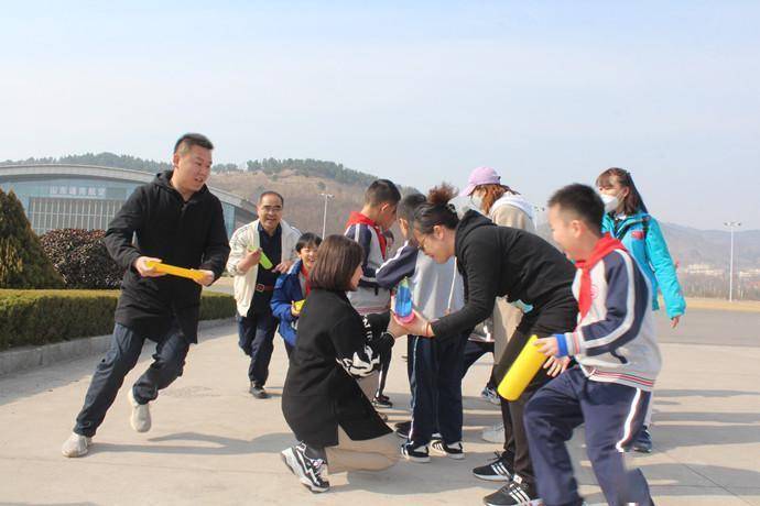 亲子植树,放飞心灵 洪家楼第三小学辛锐中队开展"邀春风同行,让心灵