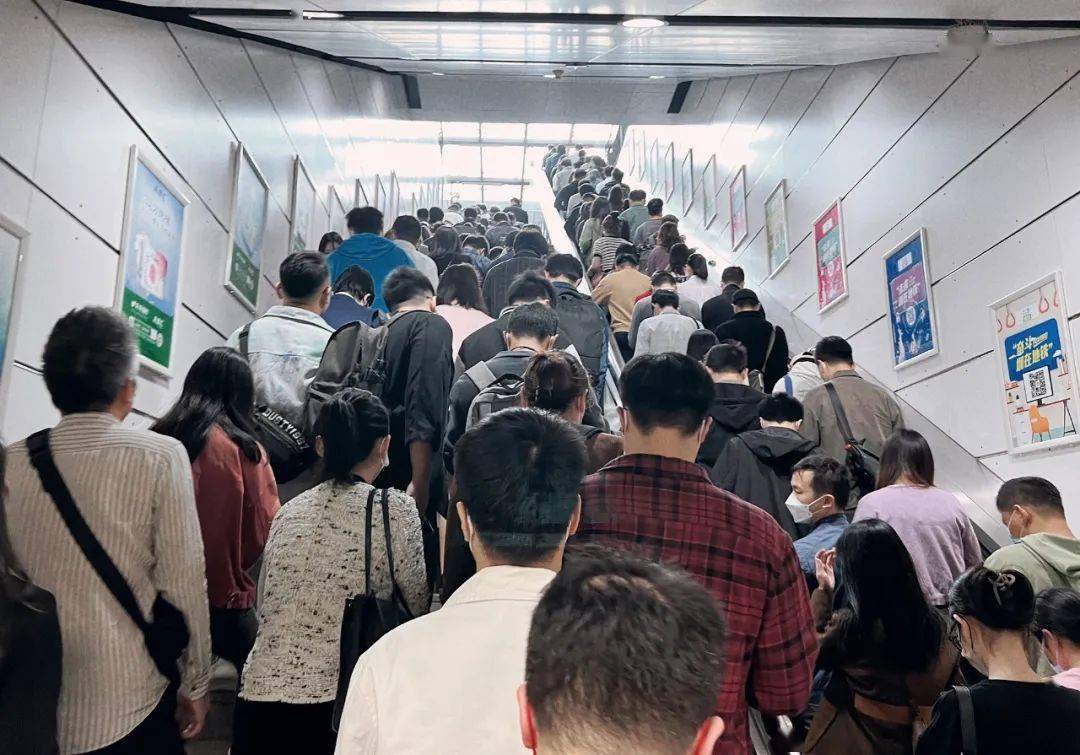 据统计,深圳地铁堪称拥挤度前六的站点分别是:深圳北站,岗厦北站,高新