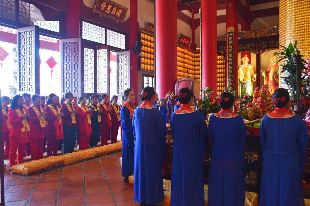 3月7日上午9时许,两岸妈祖义工一行30余人与湄洲妈祖祖庙诵经团在祖庙