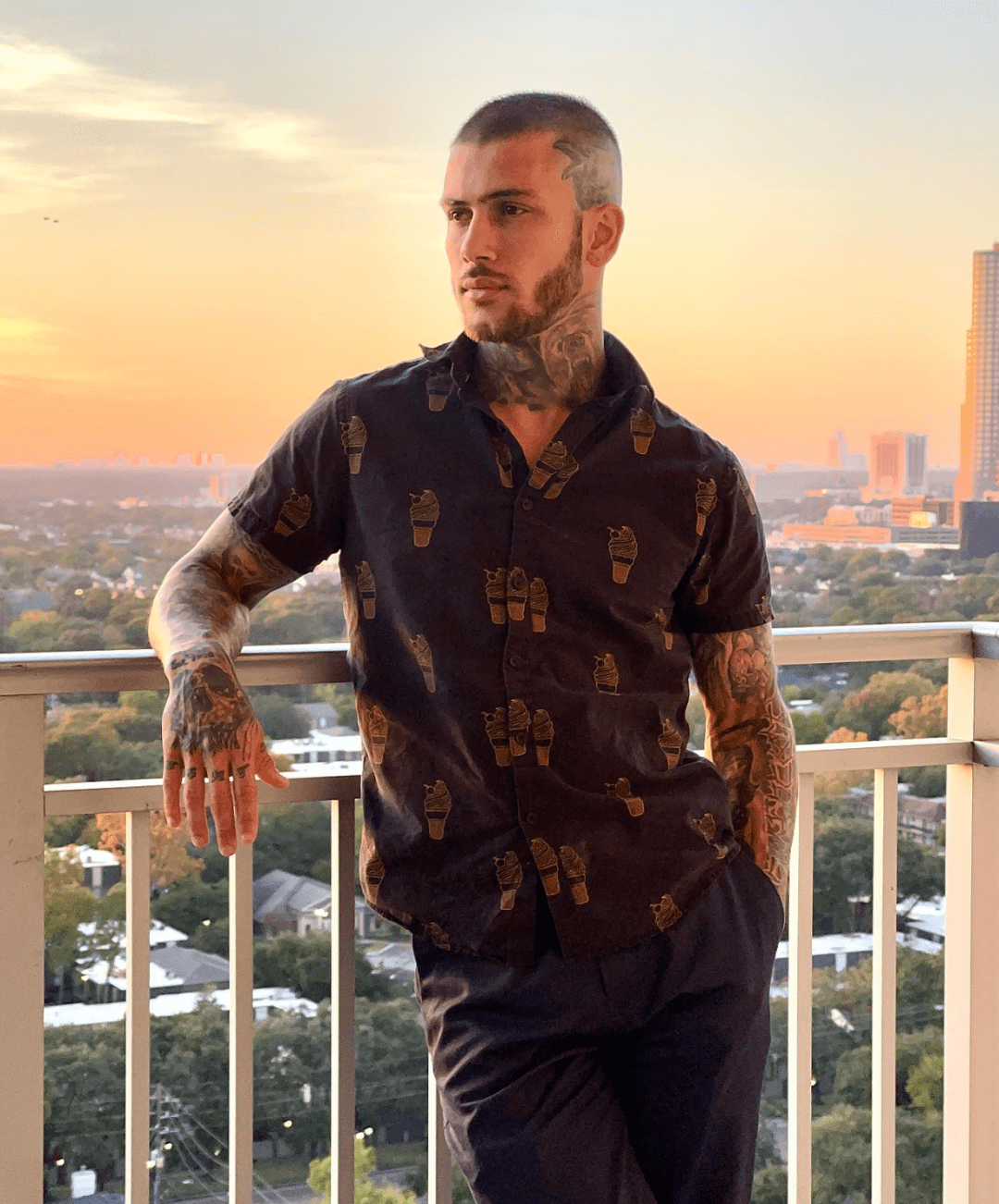 经历不堪回首的苦涩日子,如今把老男人当做提款机…_hoffman_michael