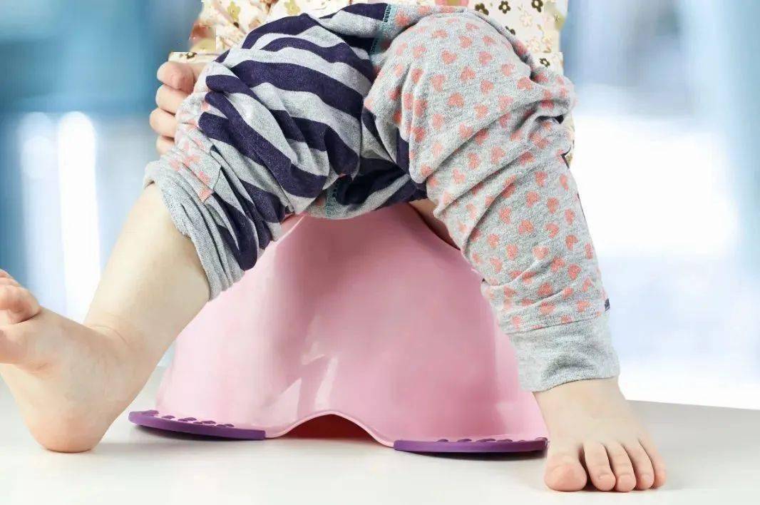 世界肾脏日| 孩子憋尿,尿尿颜色有异样一定要小心!_娃娃_尿液_厕所