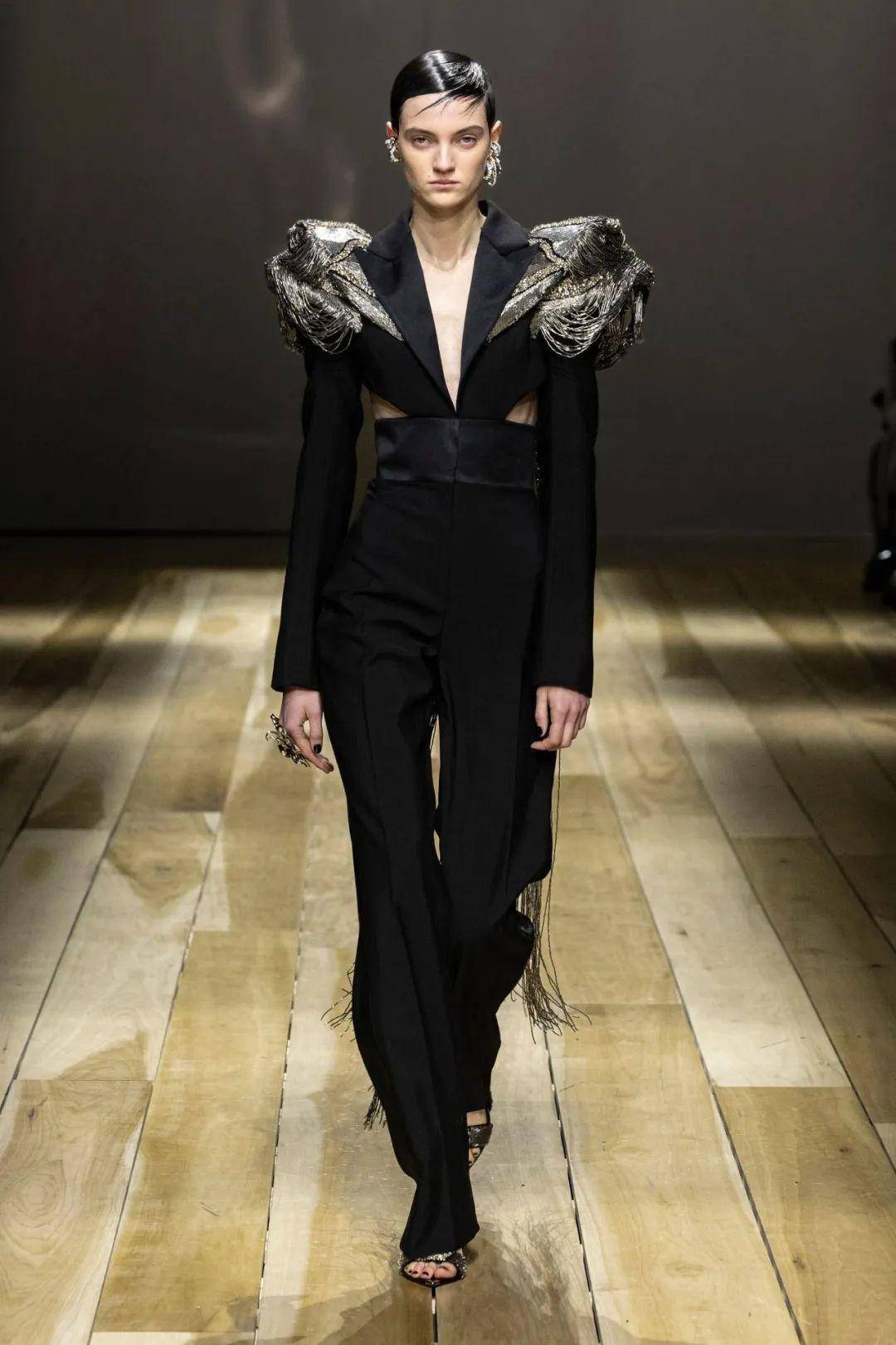 果然时尚尽头是风格永存,借助精裁技艺与精细面料,专注剪裁,比例和