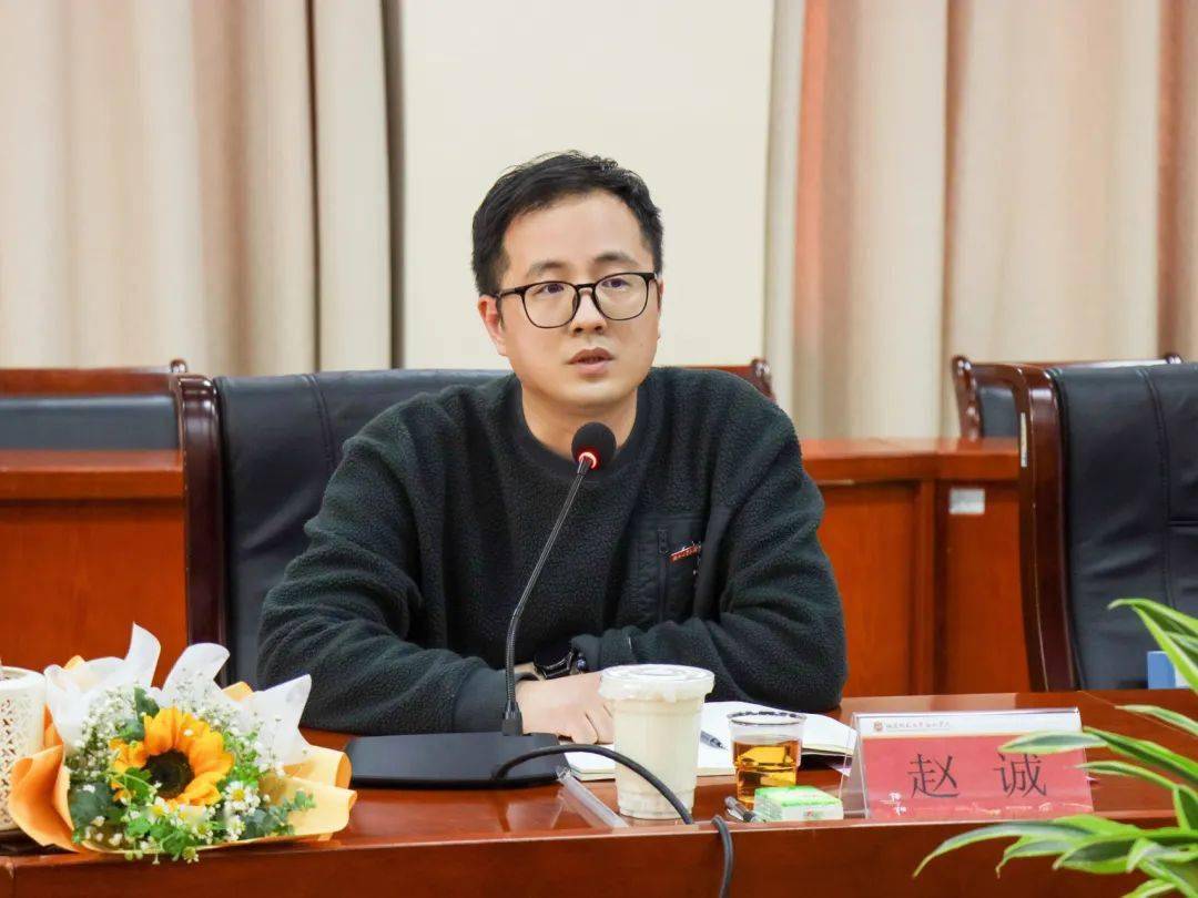在团学工作交流会中,福建师范大学协和学院团委赖沈真副书记详细介绍