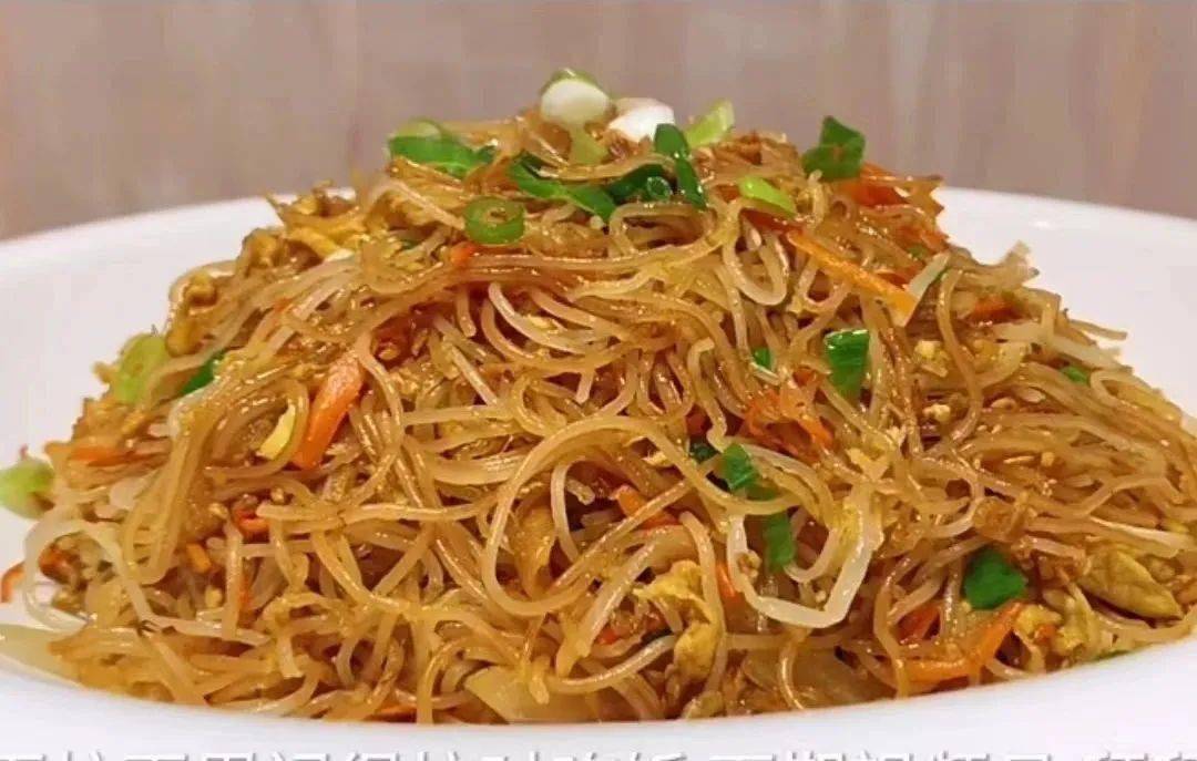 早餐黑椒肉柳炒粉,紫菜蛋花汤午餐煎原味鸡腿,鱼腐炒冬瓜生菜,玉米红