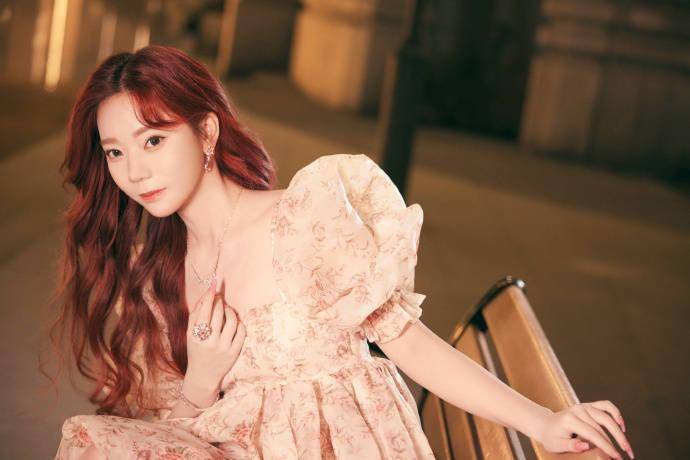 张紫宁在天津举办生日会 四重造型写真风格百变_黑色_账号_电影