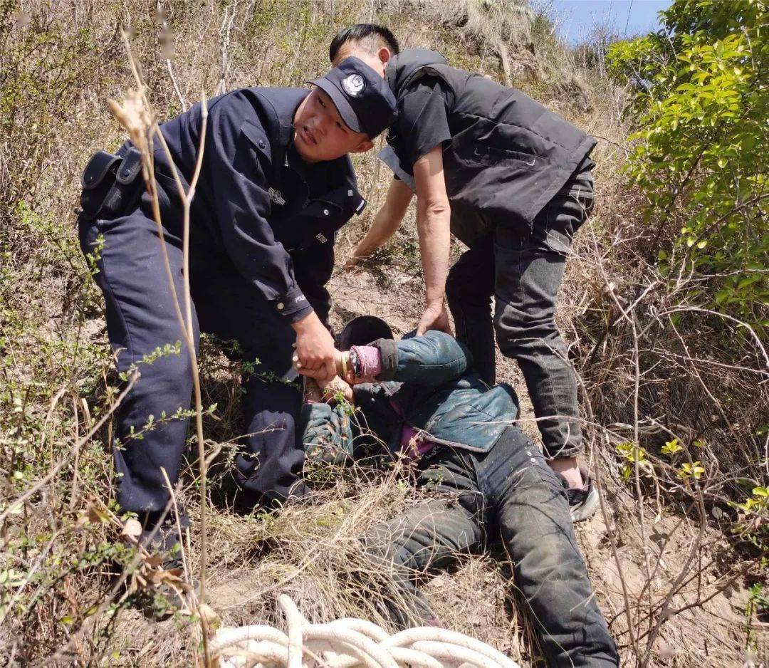 郧西上津镇七旬老人被困峭壁 警民合力助其脱困_寇先生_悬崖_声音