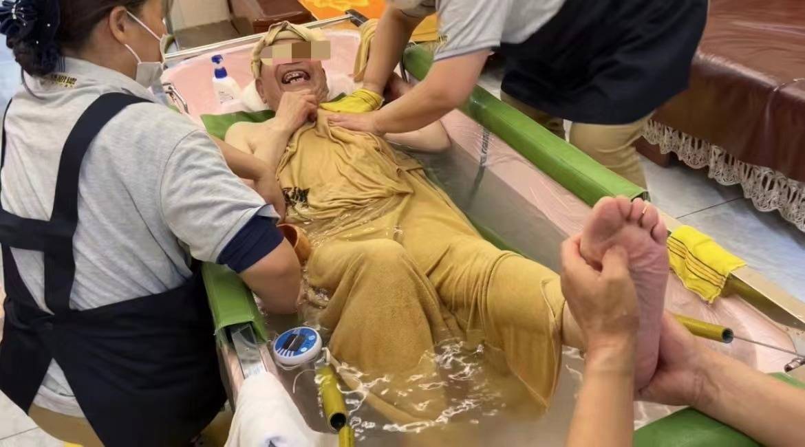 “上门助浴”突然火了？从业者：有老人10年未曾洗澡，但这项服务仍是大众陌生的新兴行业（上门助浴设备价格）