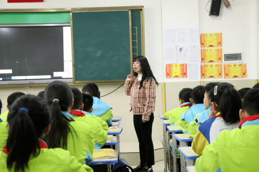 【身边榜样】苟丹丹:一颗丹心育桃李 三尺讲台勤耕耘_教学_班级_时候