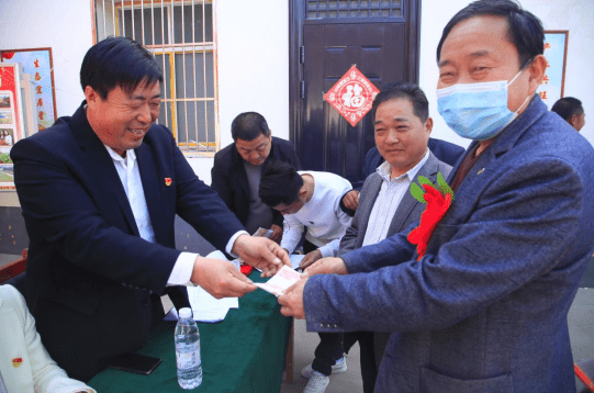 3月8日上午,禹州市文殊镇樊岗村党群服务中心熙熙攘攘,村民们个个身戴
