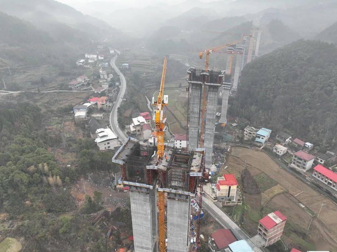 永新高速控制性工程三渡水大桥首个0号块浇筑完成!_施工_截面_人员