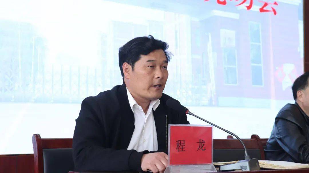 会上,抗大中学校长程龙介绍了学校管理经验,与会人员围绕各自学校教育