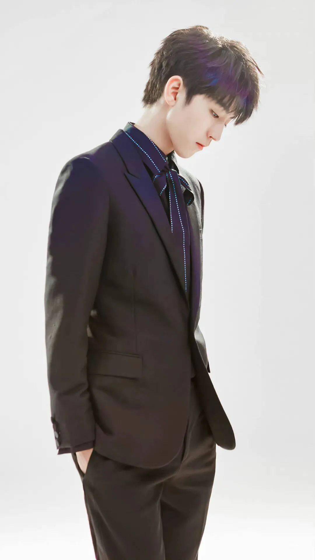 应该是王俊凯在化妆间和小马哥发生了"故事",所以出来的时候小马哥在