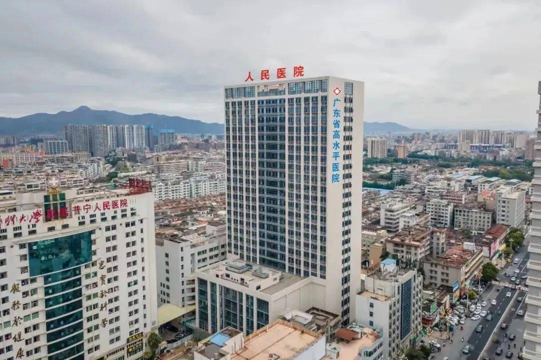 持续推进揭阳市人民医院,普宁市人民医院建设省高水平医院,配足配齐