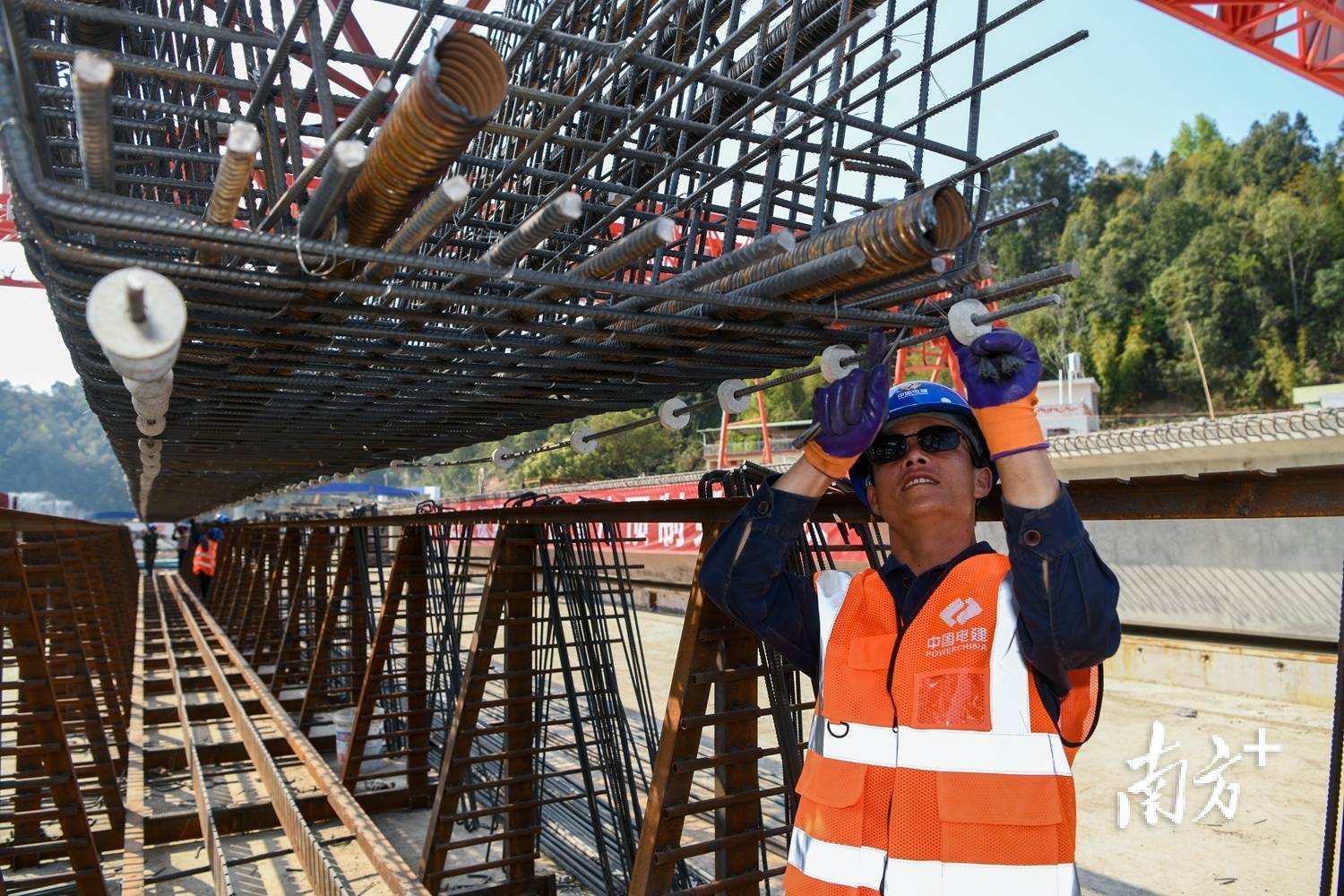 在省道s242線梅縣區梅西至程江公路建設工程(西部旅遊快線)三工區現場