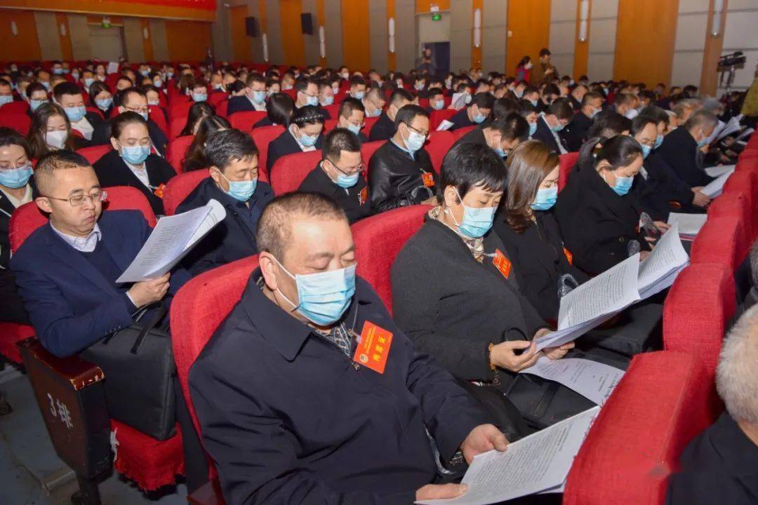 开幕会上,王海平作政协第十届临县委员会常务委员会关于十届二次会议