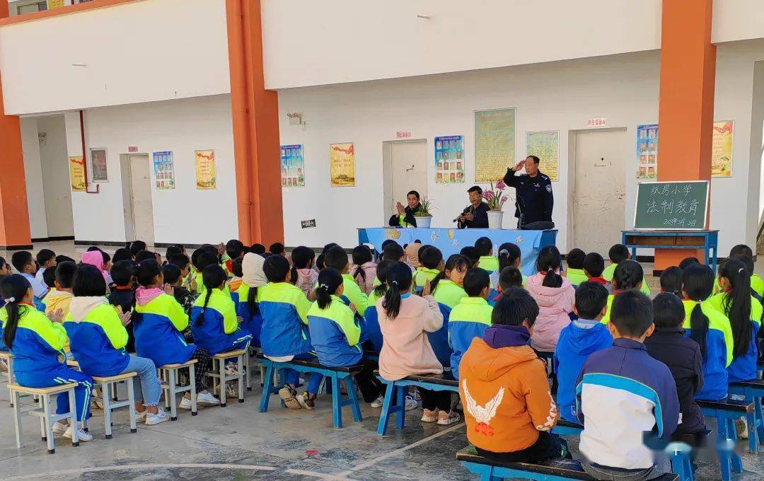 下庄镇初级中学学生张水晶说:"普法知识讲座让我明白了要做一个学法