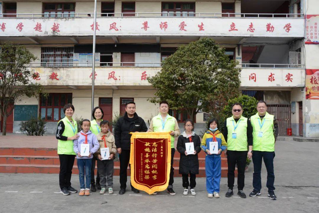 在织金县第一中学,蓝天助学协会一行与受助的19名学生进行了面对面的
