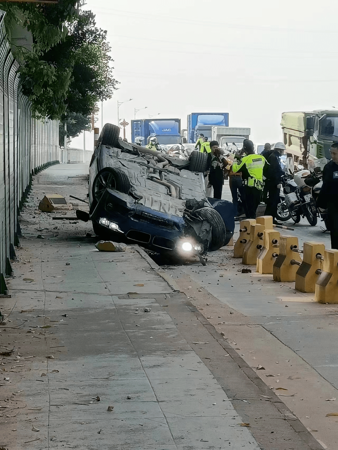 石龙新城区一辆豪车发生翻车事故,现场情况.