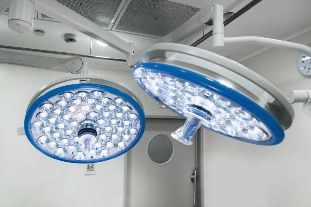 科普| 手术室里的灯,为啥看着特别科幻?_无影灯_光源_照明设备